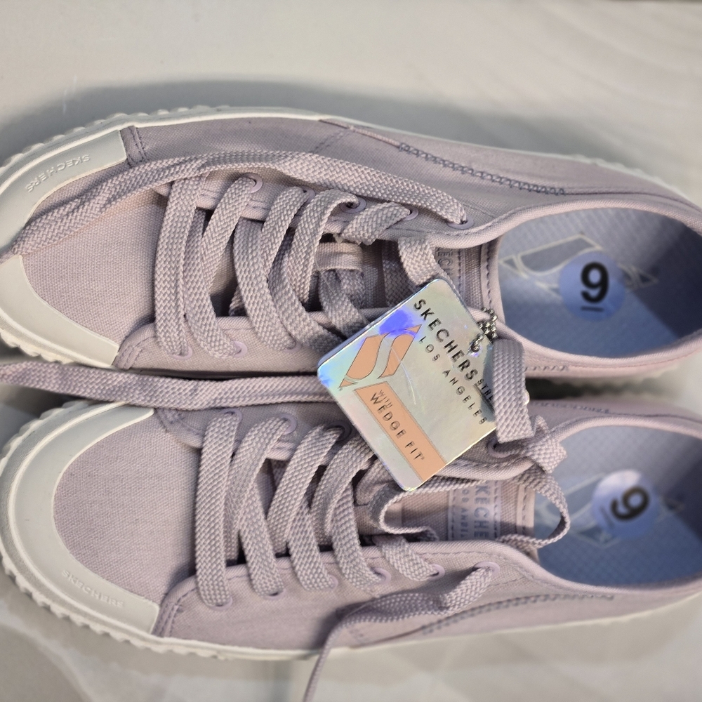 Sketchers womens low top sneakers